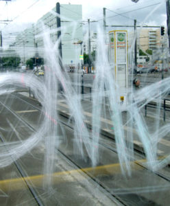 Dominique Auerbacher, Scratches - Emmanuel Hermange, Sur la vitre-écran du tramway