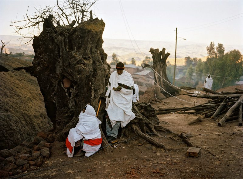 Raymond Depardon, Lalibela, Éthiopie, 2013, 170 x 227 cm, permission de Magnum photos. © Raymond Depardon