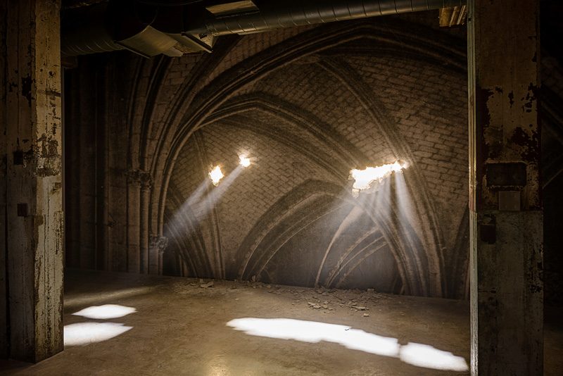 Yann Pocreau, Cathédrale, 2013, vue de l’exposition Projections, murale photographique, système lumineux et intervention, 385 x 1 402 cm, photo : Maxime Boisvert