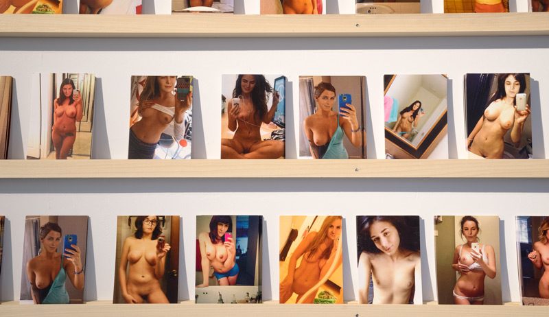 Jillian Mayer, 400 Nudes, 2014 cartes / cards, 13 × 9 cm (chacune / each). Permission de / courtesy of david Castillo Gallery, Miami. Photo : Guy L’Heureux, BNLMTL