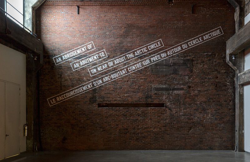 Lawrence Weiner, An Abridgement of an Abutment to on Near or About the Arctic Circle, 1969-2014, 2014 peinture sur mur / paint on wall, installation photo : Guy L’Heureux, BNLMTL