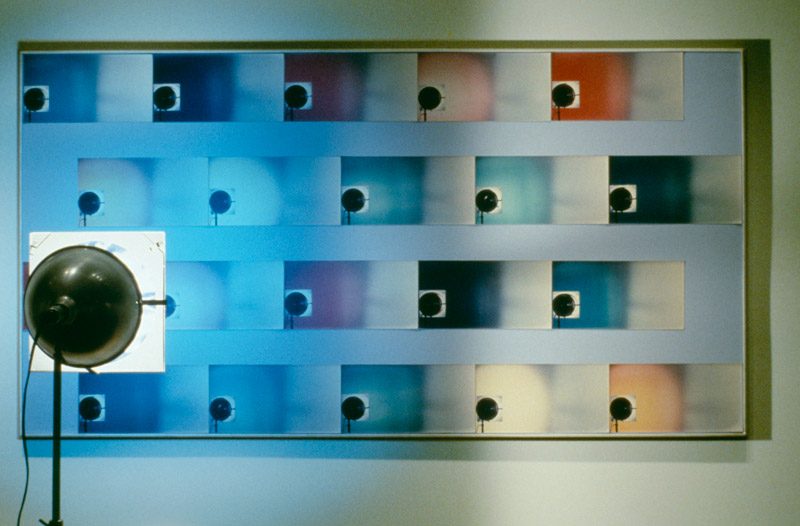 Michael Snow, Light Blues, 1974. 20 chromogenic prints, lamp, colour filter, acrylic paint on masonite and metal frame / 20 épreuves chromogènes, lampe, gélatines de couleur, peinture acrylique sur masonite et cadre de métal 97 × 183 cm. Collection Mailhot Family