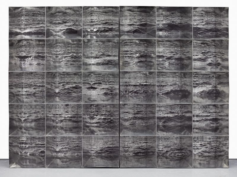 Michael Snow, Atlantic,1967, 30 gelatin silver prints, metal, wood and Arborite / 30 épreuves argentiques, métal, bois et Arborite, 172 x 246 x 40 cm. Collection Art Gallery of Ontario