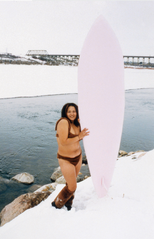 Lori Blondeau, Lonely Surfer Squaw, 2015 (premier tirage en 1997), impression jet d’encre, 137 × 91 cm photo : Bradlee Larocque. © Tous droits réservés