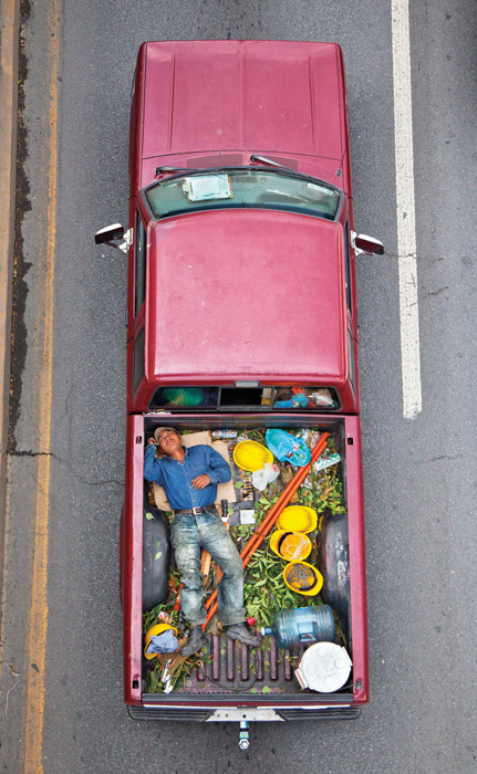 Alejandro Cartagena, Carpoolers, 2011-2012, courtesy of / permission de Circuit Gallery, Toronto