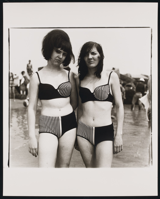 Diane Arbus, Two girls in matching bathing suits, Coney Island, N.Y., 1967, 1967, printed later / imprimé ultérieurement, gelatin silver print / épreuve argentique, 36 × 38 cm, private collection / collection privée, Toronto