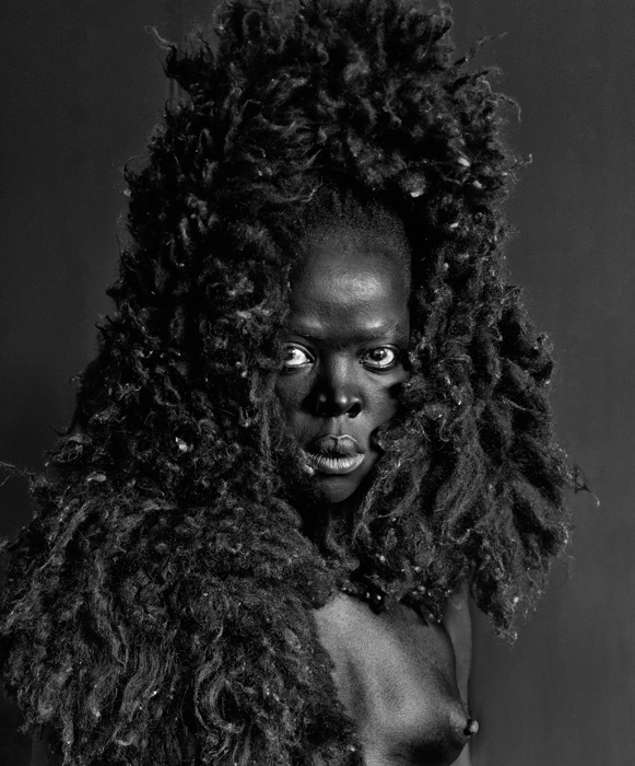 Zanele Muholi, Somnyama IV, Oslo, de la série / from the series Somnyama Ngonyama, 2015
