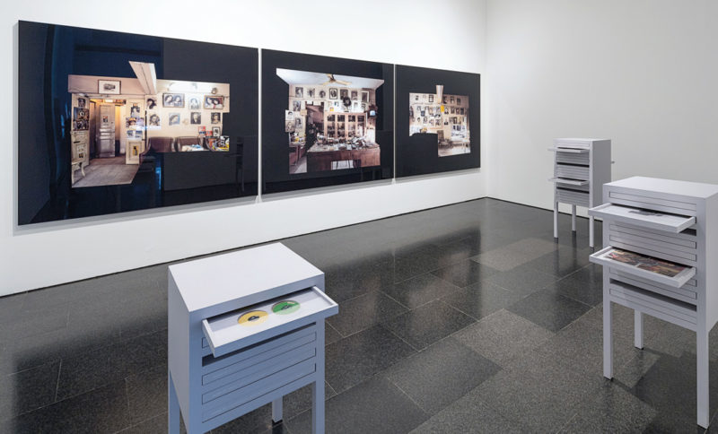 Objects of Study / Studio Scheherazade - Reception Space, 2006, vue d’exposition au MACBA / exhibition view at MACBA, trois épreuves couleur images composites / three colour prints made from composite images permission / courtesy MACBA, Barcelone, photo : Miquel Coll