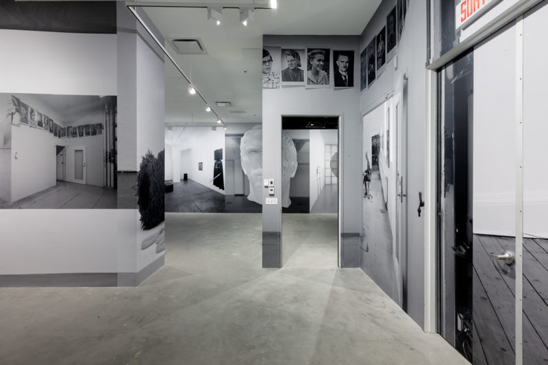 Jonathan Monk, Exhibit Model Three, 2017-2018, vues de l’exposition / exhibition views VOX, centre de l’image contemporaine, Montréal, photos : Michel Brunelle