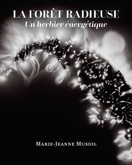 Marie-Jeanne Musiol, La forêt radieuse : un herbier énergétique, Les éditions Pierre-François Ouellette art contemporain, Montréal, 2018, 224 p., 385 photographies n/b deux tons, couverture rigide, fr.