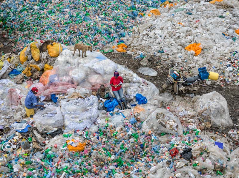 Edward Burtynsky, Dandora Landfill #3, Plastics Recycling, Nairobi, Kenya, 2016, impressions jet d’encre / inkjet prints, 149 × 198 cm, © Edward Burtynsky permission / courtesy Nicholas Metivier Gallery, Toronto.
