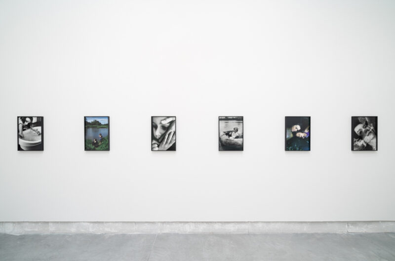 Aneta Grzeskykowska, de la série / from series Mama, 2018, 20 photographies / photographs, 51 × 36 × 3 cm chacune / each, photo : Marco Cappelletti
