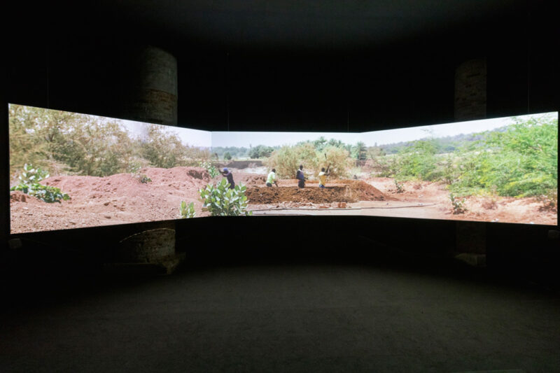 Ali Cherri, Of Men and Gods and Mud, 2022, installation vidéo à trois canaux / three-channel video installation, 20 min, photo : Roberto Marossi