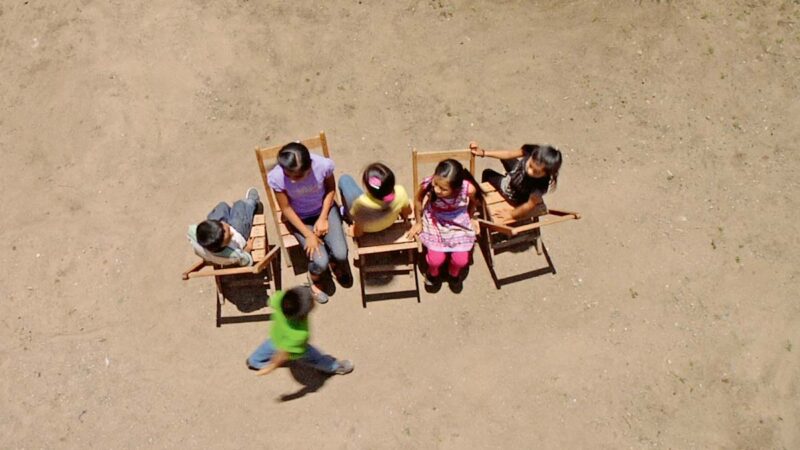 Francis Alÿs, Jeux d'enfants n° 12 : Chaises musicales, Oaxaca, Mexique, 2012, 5 min 5 s, en collaboration avec Elena Pardo et Félix Blume