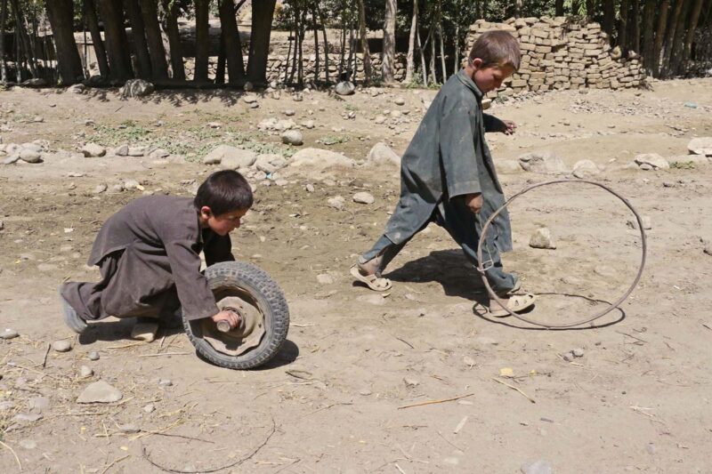 Francis Alÿs, Jeux d'enfants n° 7 : Bâtons et roues, Bamiyan, Afghanistan, 2010, 5 min 22 s, en collaboration avec Natalia Almada