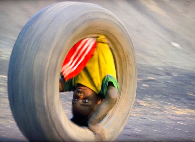 Francis Alÿs, Jeux d'enfants n° 29 : La roue, Lubumbashi, République démocratique du Congo, 2021, 8 min 43 s, en collaboration avec Rafael Ortega, Julien Devaux et Félix Blume