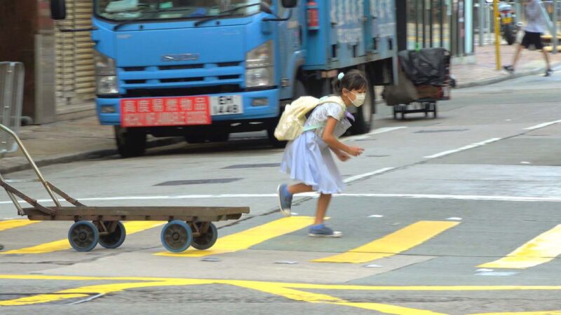 Francis Alÿs, Jeux d'enfants n° 23 : Marcher sur une fissure, Hong Kong, 2020, 4 min 57 s, en collaboration avec Rafael Ortega , Julien Devaux et Félix Blume