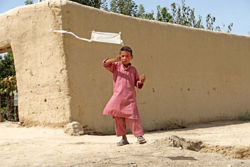 Francis Alÿs, Jeux d'enfants n° 10 : Papalote, Balkh, Afghanistan, 2011, 4 min 13 s, en collaboration avec Elena Pardo, Félix Blume et Ajmal Maiwandi