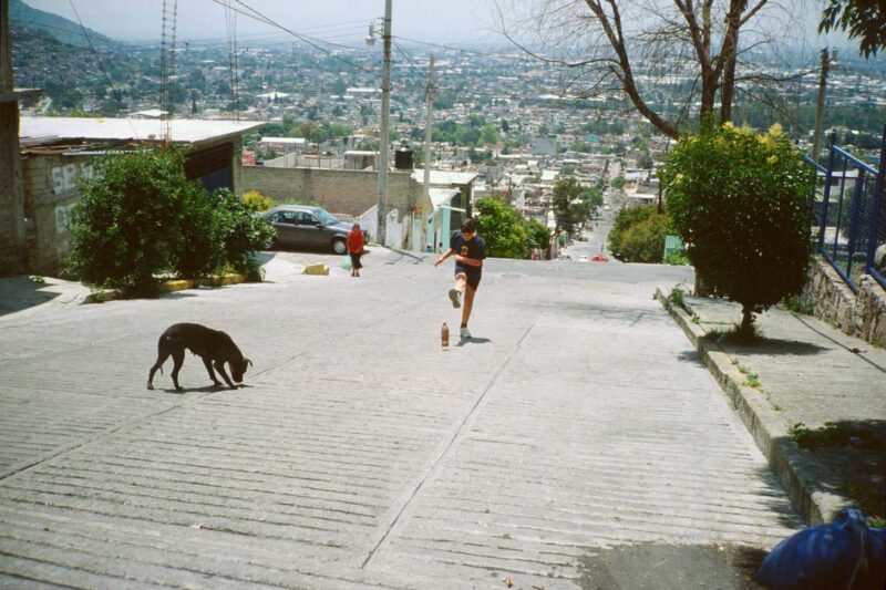 Francis Alÿs, Children’s Game #1: Caracoles, Ciudad de México, Mexique, 1999, 4 min 34 s, en collaboration avec Julien Devaux