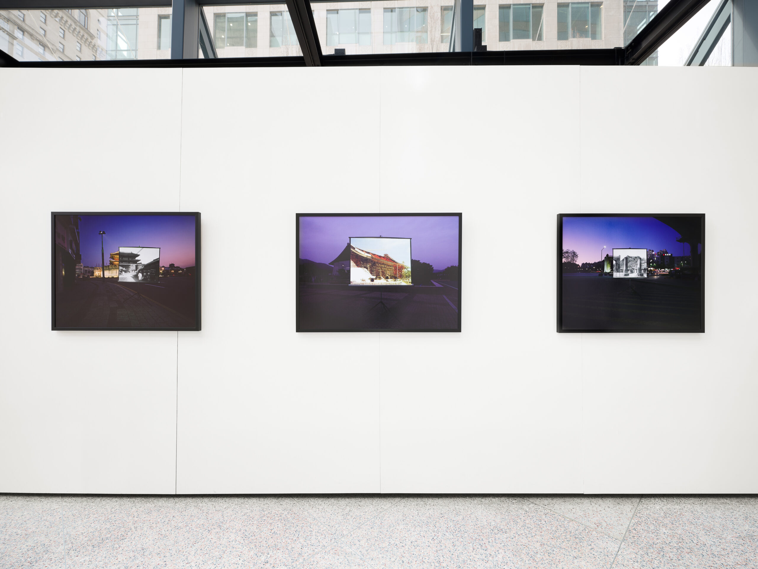 Sungseok Ahn, de la série / from the series Historic Present, 2009–2010, tirages par procédé chromogène / chromogenic prints, 71 x 89 cm, 71 x 102 cm, photo: Dennis Ha