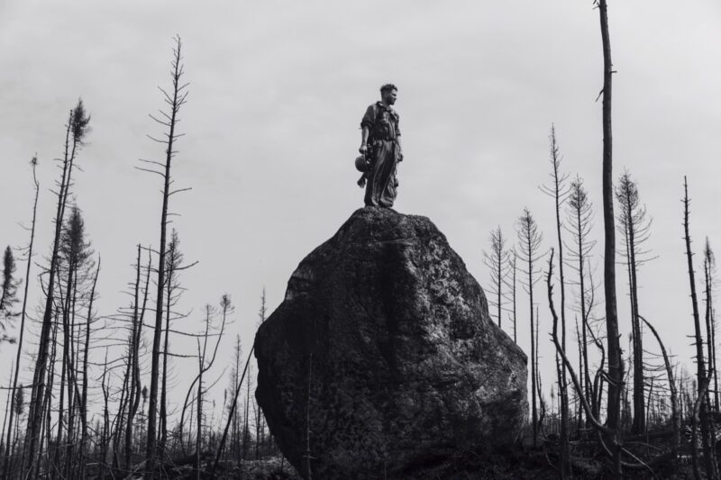 Charles-Frédérick Ouellet, de la série / from the series Ligne de foudre, 2023, un jeune combattant auxiliaire, Théo Dagnaud, scrute l’horizon pour s’assurer qu’il ne reste aucun signe de fumée, avant que la zone puisse être marquée comme « contrôlée » / A young auxiliary firefighter, Théo Dagnaud, surveys the horizon to make sure that there are no remaining signs of smoke so the zone can be designated “controlled”