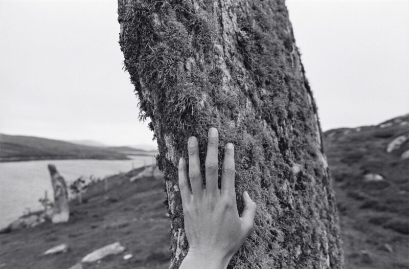 Marlene Creates, Main sur menhirs, Écosse 1983 / A Hand to Standing Stones, Scotland 1983, extrait d’une séquence de 22 épreuves argentiques traitées au sélénium / excerpt from a sequence of 22 black-and-white selenium-toned silver prints, 20 × 30 cm