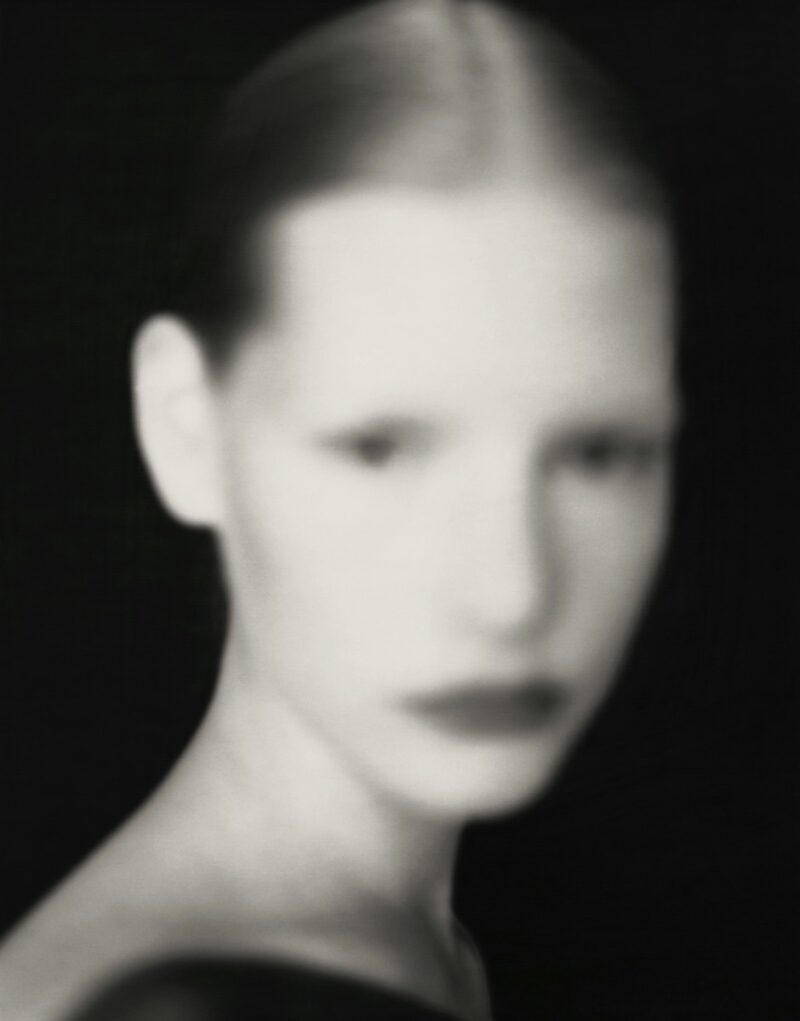 Paolo Roversi, Kirsten Owen, Romeo Gigli A/H 1988-1989, London / Londres, 1988, pigment print on Baryta paper / tirage pigmentaire sur papier baryté